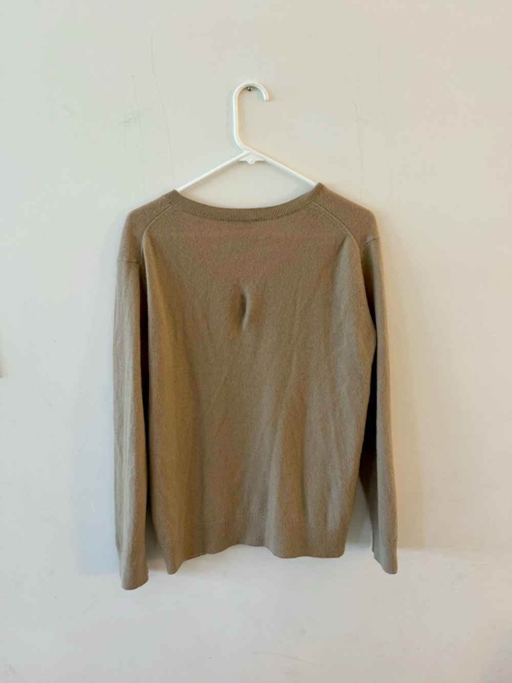 Vince Weekend Casual Cashmere Women’s V-Neck Sweater in Camel, Small - Picture 2 of 16